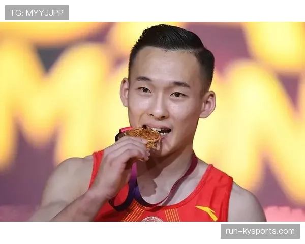 肖若腾这训练强度,一天三练还啃鸡胸肉,真不怕把自己练没电了? 肖若腾这训练强度,一天三练还啃鸡胸肉,真不怕把自己练没电了?